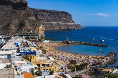 Koyu ve çevresindeki dağların Puerto de Mogan, Gran Canaria, Kanarya Adaları