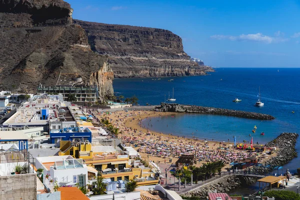 Koyu ve çevresindeki dağların Puerto de Mogan, Gran Canaria, Kanarya Adaları