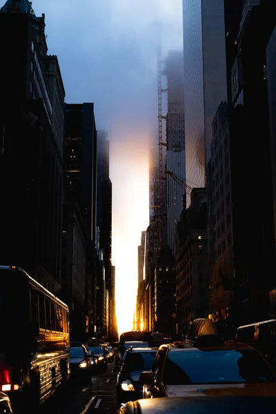 Manhattanhenge sokak görünümü Manhattan'da 57inci cadde üzerinde.