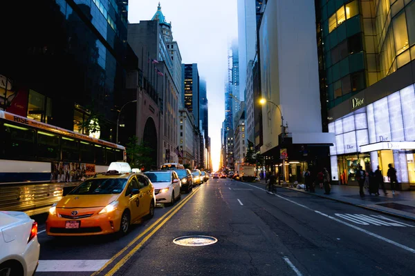 Manhattanhenge sokak görünümü Manhattan'da 57inci cadde üzerinde.