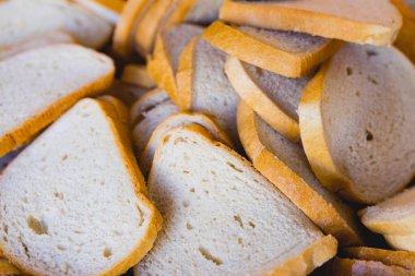 Birçok sepetin içinde ekmek dilimleri.