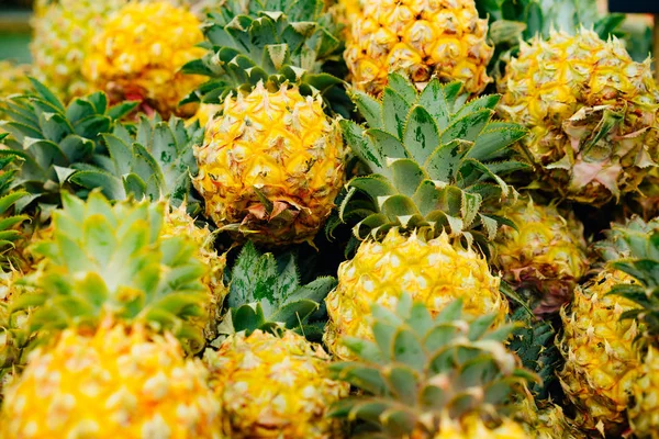 Küçük ve küçücük ananas yakın çekim