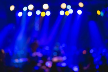 Bir konser ya da performans bulanık ve bokeh ışıkları