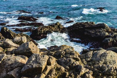Okyanus büyük kayalar ve onları çökmesini su