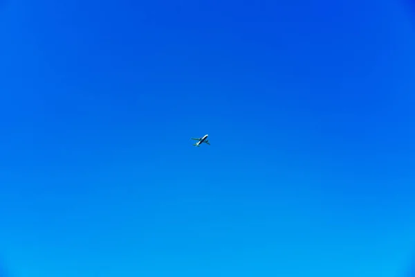Ενιαία Αεροπλάνο Στον Ουρανό Που Είναι Πολύ Μπλε Αεροπλάνο Είναι — Φωτογραφία Αρχείου