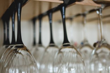 Bir dolapta saklanmasını şarap gözlük.