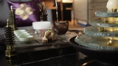 Çay ve bir kurbağa sulama çay törenleri ustası döküntüler