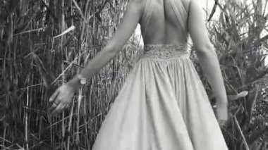 Kız kameradan sazlık yürür ve çim dokunur