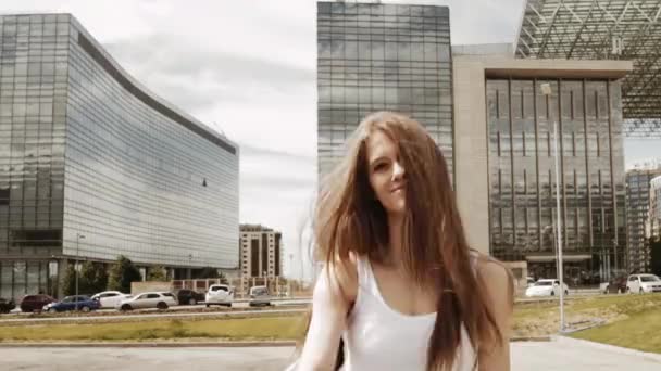 Dívka Dobré Náladě Pozadí Budovy — Stock video