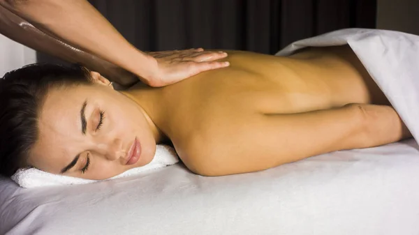 Girl gets a massage — Stock Photo, Image