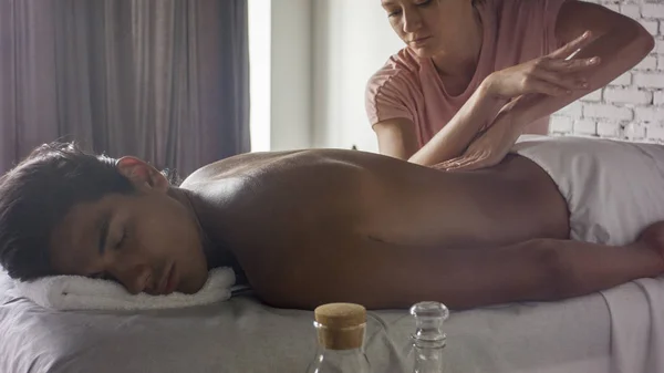 The guy fell asleep from a relaxing massage — Stock Photo, Image