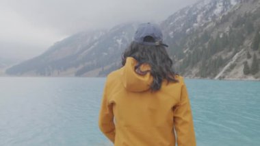 Adam dağ gölüne gidiyor.