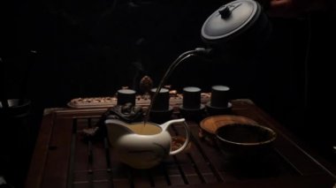 Adalet bardağına demlenmiş çay dökmek