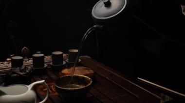 Bir fincan adalet ile kil çaydanlık çay