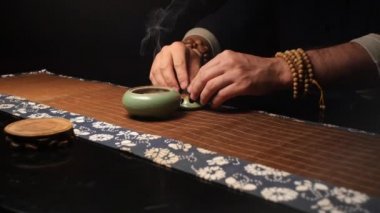 Çay törenleri Master tütsü ile bir konteyner koyar