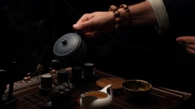 Bardaklara çay döküyorum. Çin çay töreni