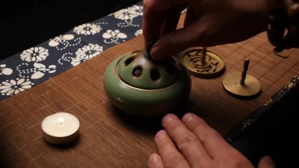 Abriendo la tapa con incienso. Ceremonia del té chino — Vídeo de stock