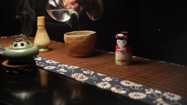 Meister gießt speziell vorbereitetes Wasser zum Kochen von japanischem Tee Matthia — Stockvideo