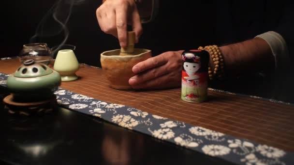 Master carefully stirs the tea mixture — Stock Video