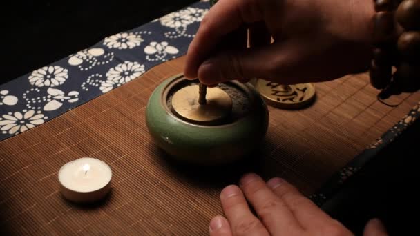 A nivelar incenso. Cerimônia de chá chinês — Vídeo de Stock
