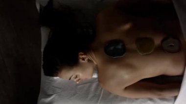 Kız rahatlatıcı bir masaj taşları yapıyor