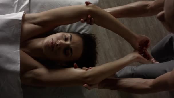 A menina está fazendo uma massagem relaxante na mão, vista superior — Vídeo de Stock