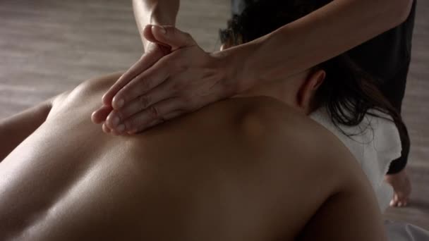 Fille fait un massage relaxant du dos — Video