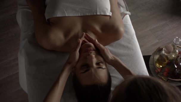 Dziewczyna robi relaksujący masaż twarzy — Wideo stockowe