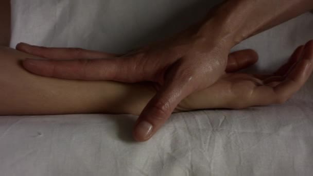 Kız yağ yakın çekim ile elini masaj — Stok video