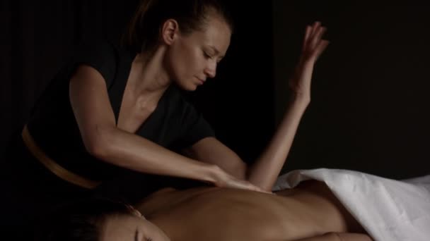Девушка делает расслабляющий массаж спины — стоковое видео
