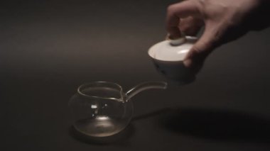 Gaiwan bir fincan içine Çin çayı Dökme