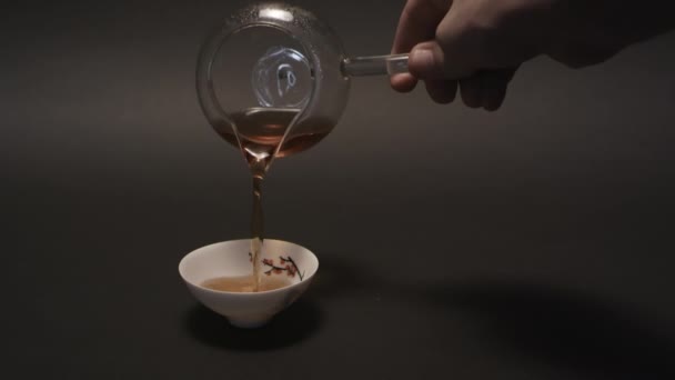 Menuang teh tradisional Cina ke dalam mangkuk keadilan. Gundaobei — Stok Video