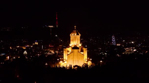 Nacht alte Kirche mitten in der Stadt — Stockvideo