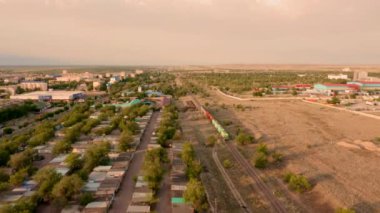 Almaty şehrinde bir drone üzerinde gökyüzünde Tren