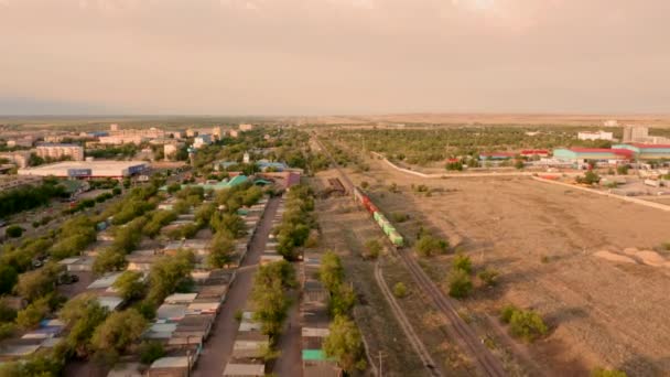 Tren en el cielo en un dron en la ciudad de Almaty — Vídeo de stock