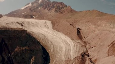 Buzuldan Kazbeg Dağı dağ geçidine manzara