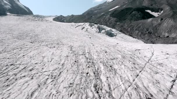 Klättrare tåg på isen sluttningarna av glaciären — Stockvideo