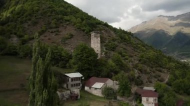 Mestia, Svaneti. Gün batımında ünlü Svan kuleleri arasında uçan drone