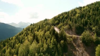  Bir dağ yolunda araba sürme, Mestia, Svaneti