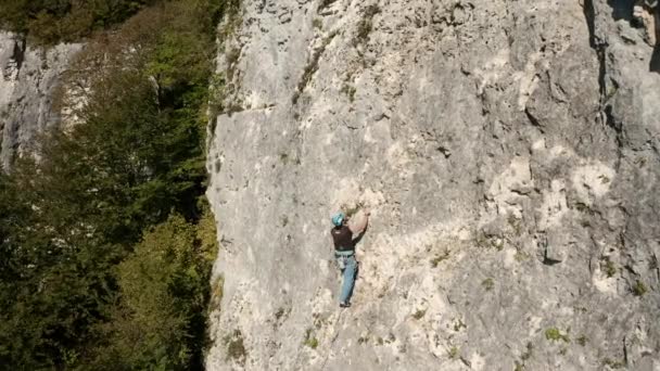 Ein Bergsteiger klettert eine Route der Kategorie 5 entlang eines Felsens — Stockvideo