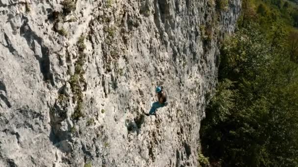 Scesa in arrampicata dopo una difficile salita alla roccia — Video Stock