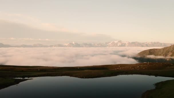 Muy hermoso lago Koruldi en Mestia, Svaneti — Vídeos de Stock