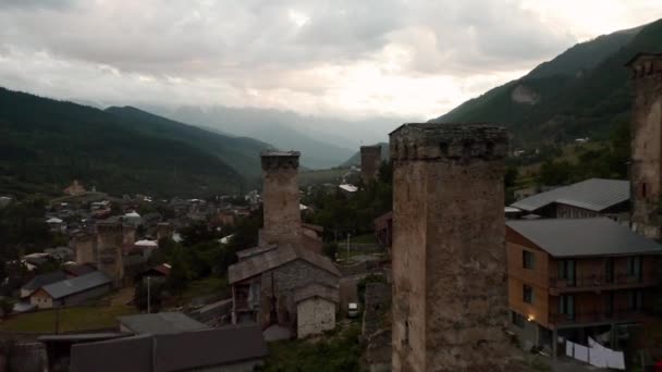 Mestia, Svaneti. Drone voando pelas famosas torres Svan ao pôr do sol — Vídeo de Stock