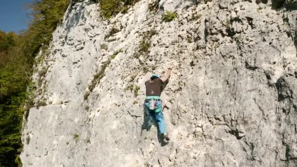 Klettert ein Bergsteiger eine Route der Kategorie 5 an einem Felsen entlang. Georgien — Stockvideo