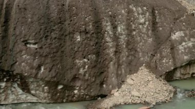 Nehri sarkan buzul boyunca uçan insansız hava aracı