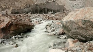  Bir dağ nehri boyunca bir drone span