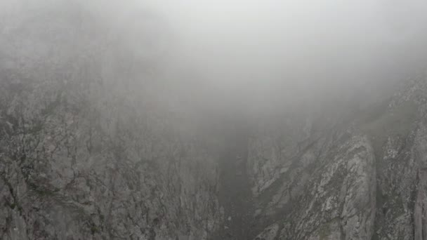 Misteriosa garganta en la niebla en Almaty, Kazajstán — Vídeos de Stock