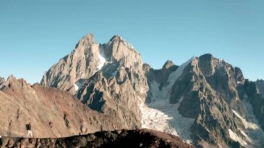 Güzel manzaralar arasında yokuş yukarı yürüyen bir adam.