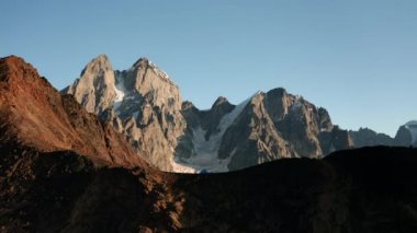 Ushba ve buzul arka plan üzerinde Çadır