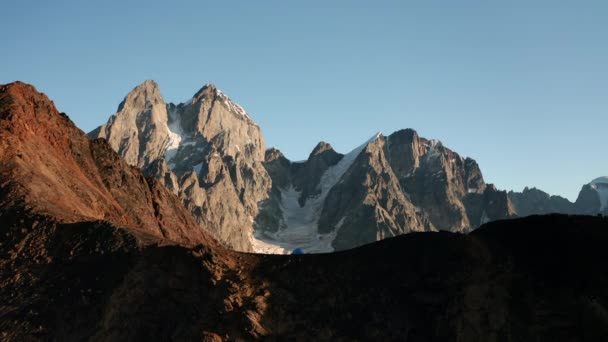 Tält på bakgrunden av Ushba och glaciären — Stockvideo
